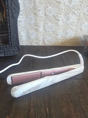 FoxyBae 1in White Marble & Rose Gold Hair Straightener